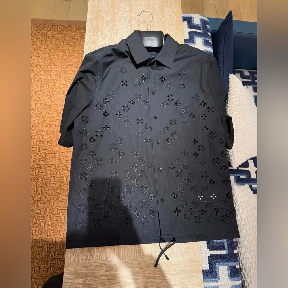 LOUIS VUITTON MONOGRAM FLOWERS EMBROIDERED S/SLEEVED SHIRT. Ref. 1AGTPO
